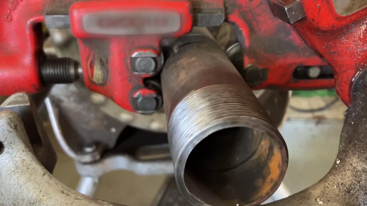 el arte de la metalurgia: enhebrar una tubería de acero usando un sombrero y aceite de refrigeración