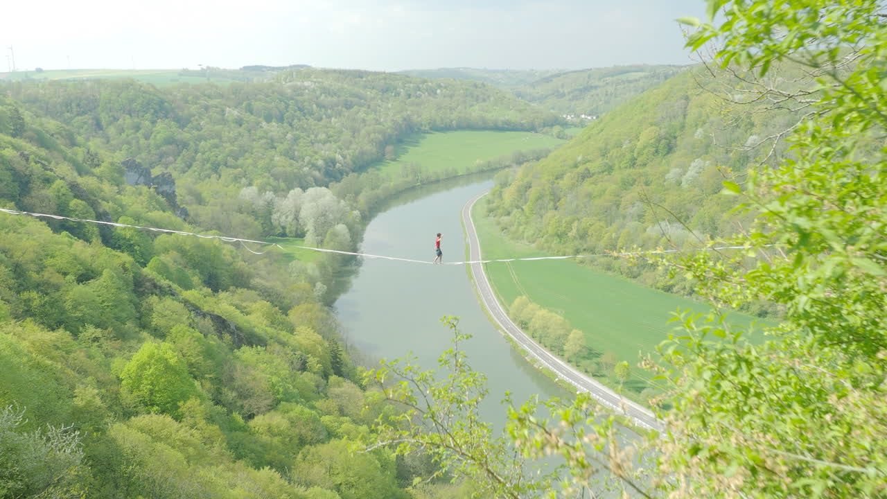 절벽 위 슬로우 라인을 가로질러 걸어가려는 선수