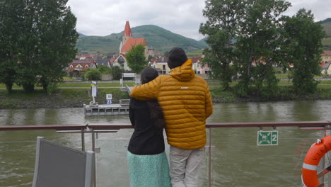 una pareja viaja en un crucero fluvial en el río danubio cerca de linz, austria