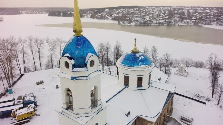 Église orthodoxe dans un paysage hivernal enneigé