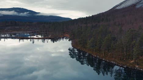 Vista-Aérea-Del-Lago-Eiavatnet-En-El-Norte-De-Noruega