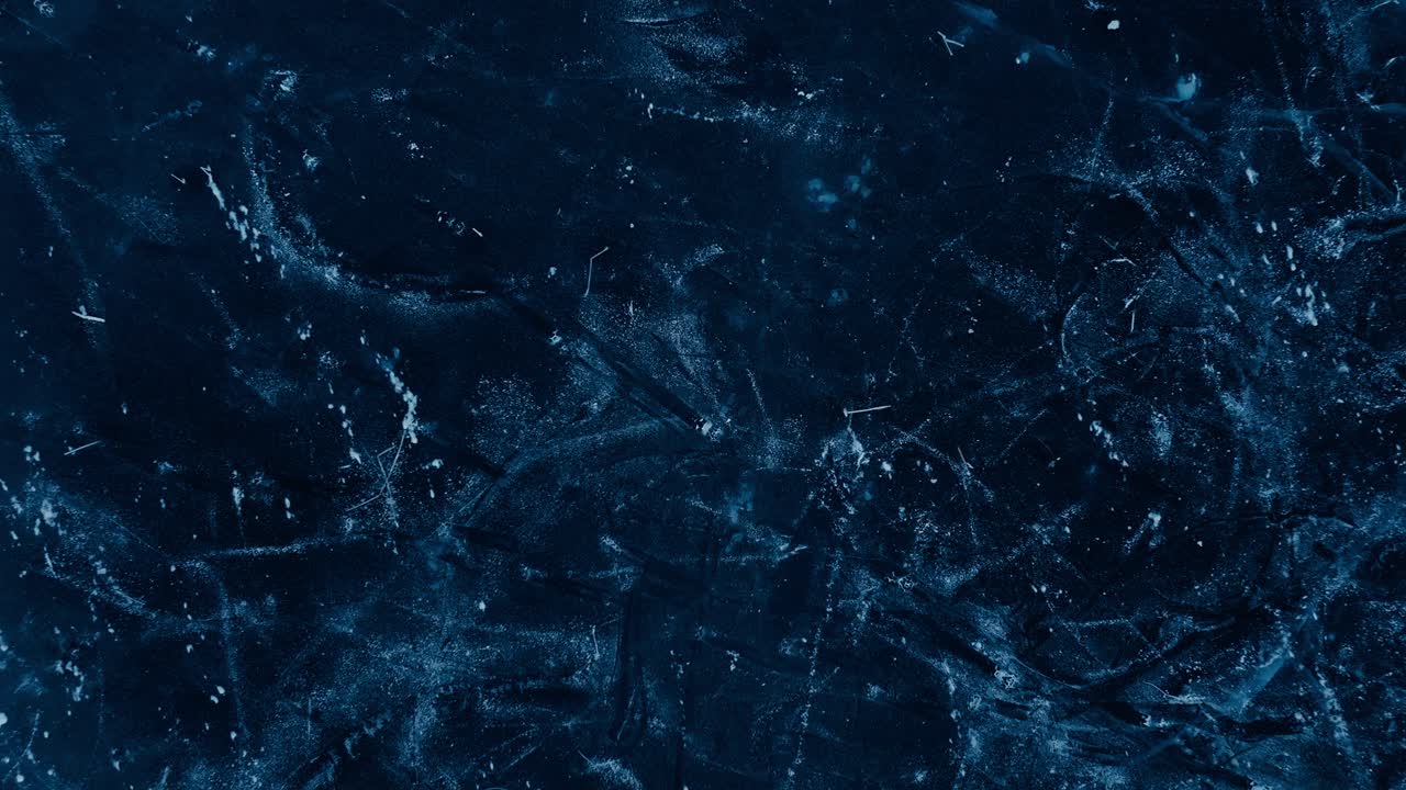 indre fosen, condado de trondelag, noruega - la extensión congelada de omundvatnet cubierta de hielo - aérea de arriba hacia abajo