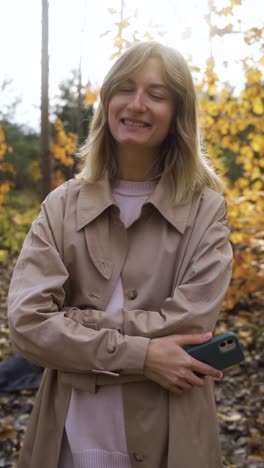 blonde vrouw die buiten poseert.