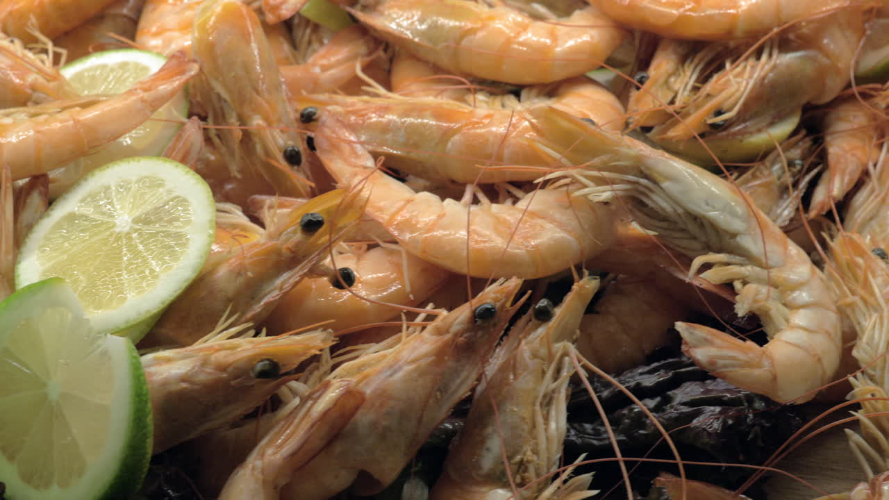 레몬 과 러드 로 장식 된 요리 된 새우 의 클로즈업