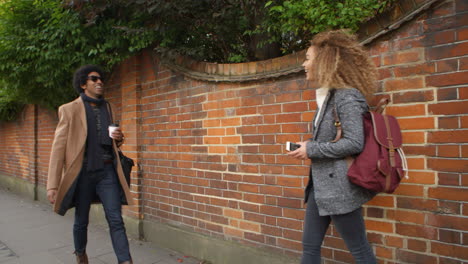 Salir-Con-Una-Pareja-Joven-Que-Se-Encuentra-En-La-Calle