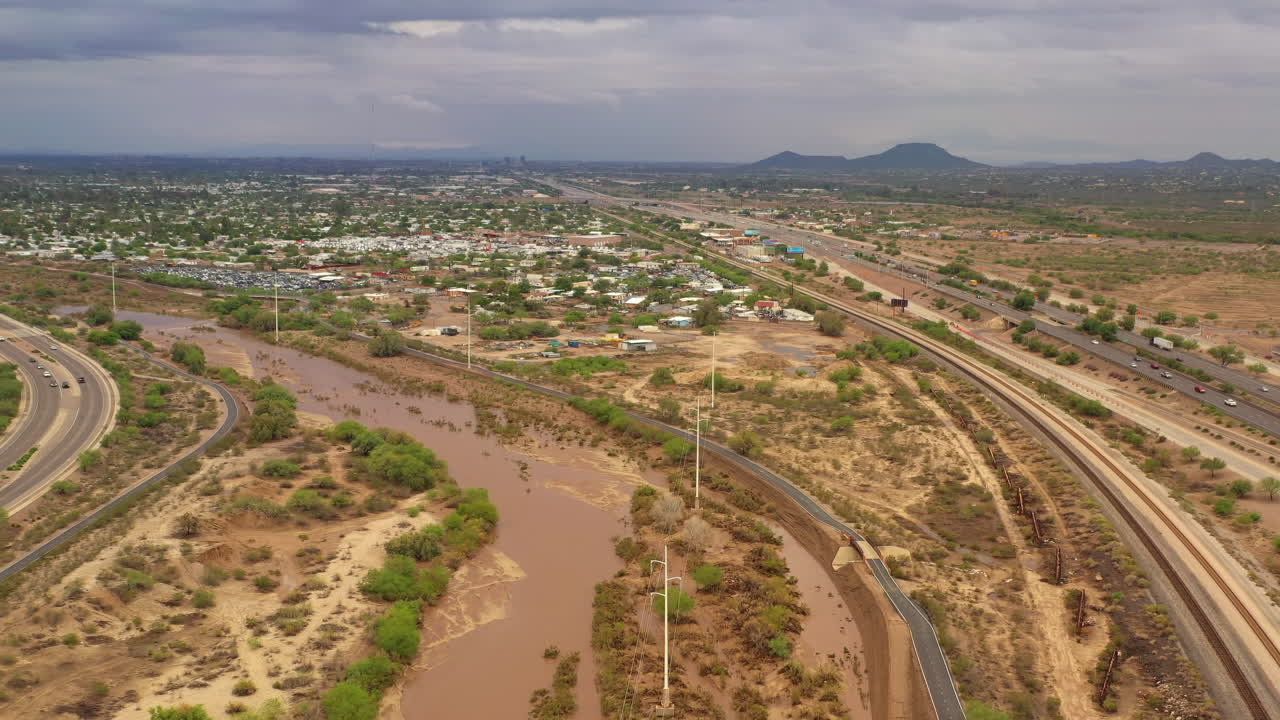 폭우 후 투손의 침수 된 강바닥