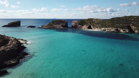 Vorwärtsflug-In-Malta-über-Wasser-Und-Zwischen-Klippen