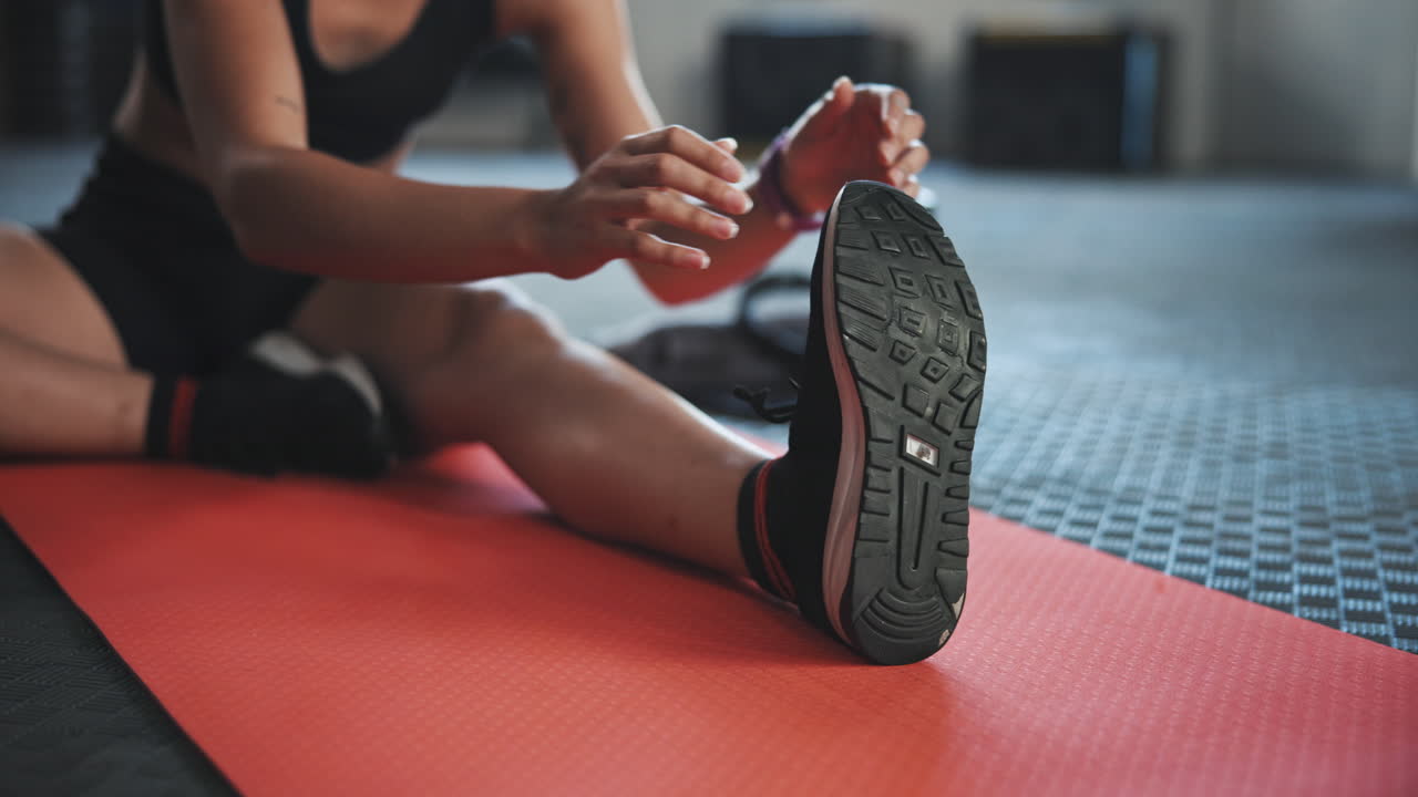 Fitness, riscaldamento e donna sul pavimento che si allunga