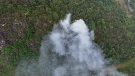 humo de un incendio forestal en la escarpada montaña de noruega