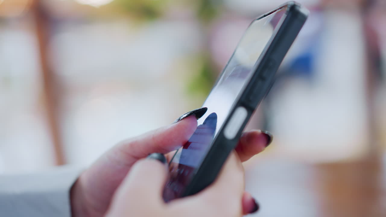 primer plano del teléfono siendo operado con un vibrante efecto de luz bokeh colorido en el fondo y reflejo en la pantalla del teléfono, destacando la interacción con la tecnología móvil moderna en un entorno dinámico