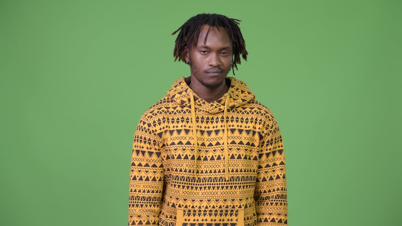 Giovane uomo africano affascinante che scuote la testa negativamente