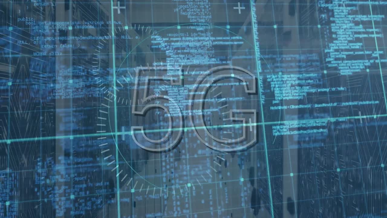 animación de texto 5g sobre escáner redondo y procesamiento de datos contra la sala de servidores de computadora