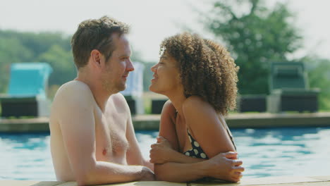 Retrato-De-Una-Pareja-Amorosa-Relajándose-En-La-Piscina-Durante-Las-Vacaciones-De-Verano