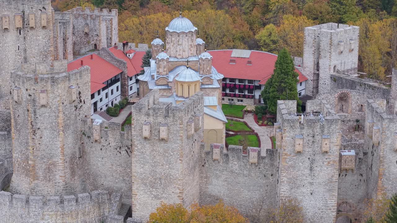 Un volo di un drone a bassa quota in avvicinamento al monastero di Manasija, che sorvola le mura difensive medievali per rivelare il cortile interno e la Chiesa della Santissima Trinità