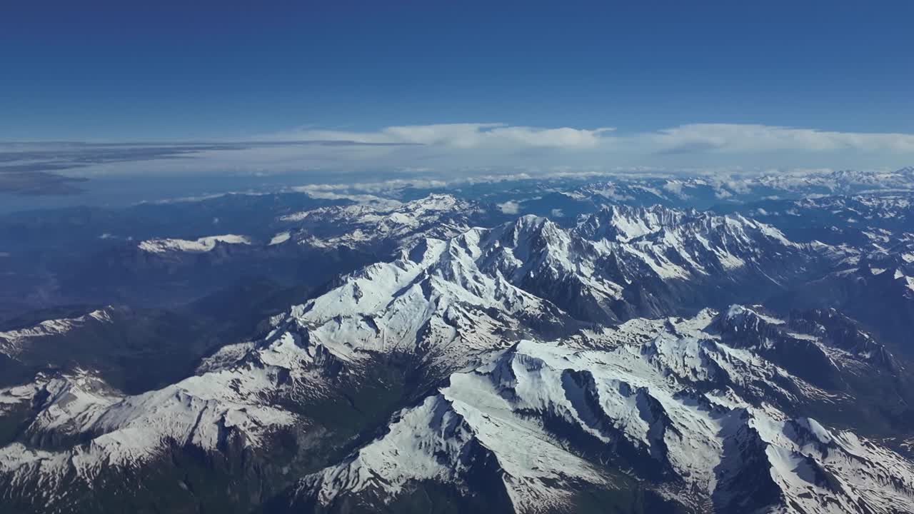 la vista aérea de la montaña mont blanc en la cordillera de los alpes, tomada desde la cabina de un avión que vuela hacia el norte a 8000 metros de altura, en una espléndida mañana de verano