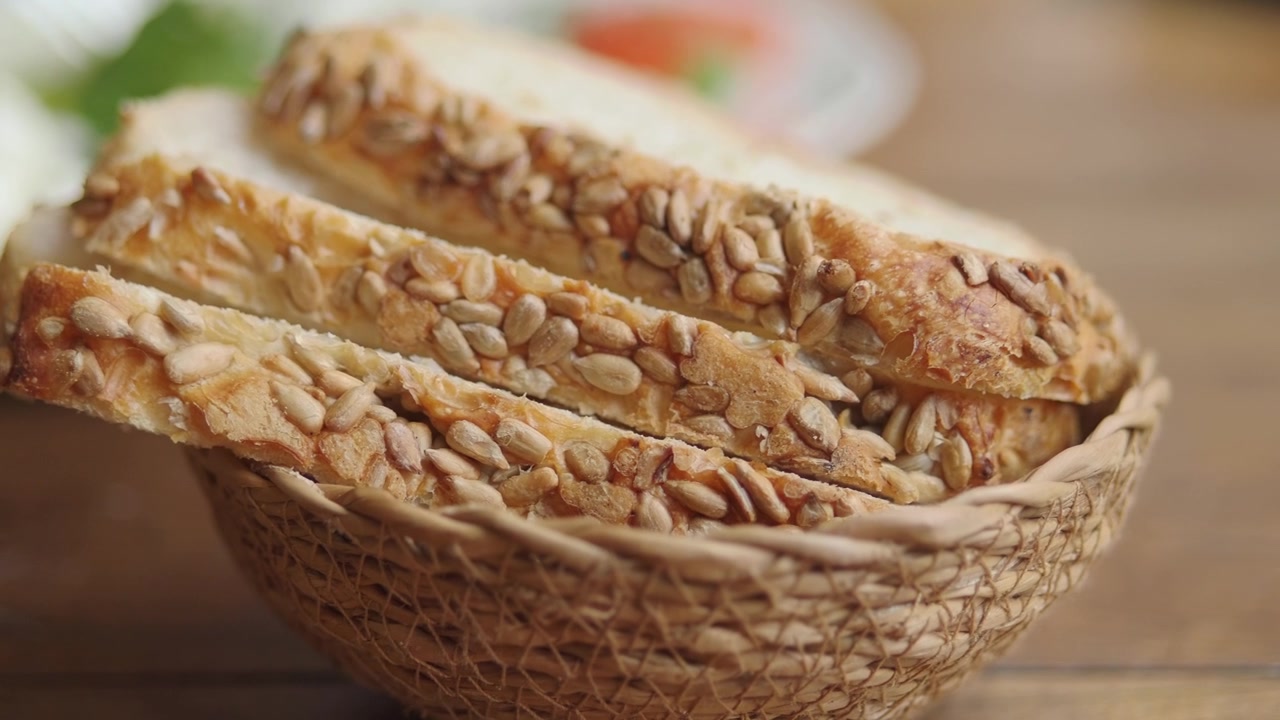 Fette di pane ai semi di girasole in un cestino intrecciato