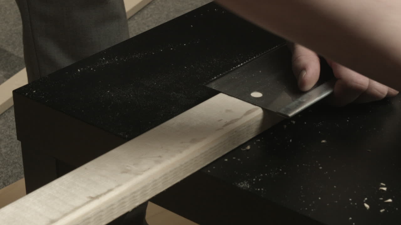 el tablero de madera de pino pequeño está marcado en forma cuadrada con el borde de la caja sierra de mano