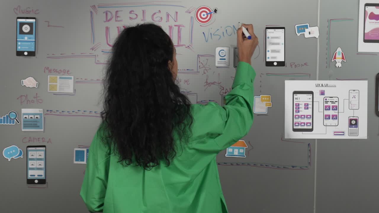 젊은 히스패닉 사업가 여성이 ux와 ui 디자인을 작성합니다. 조작자.