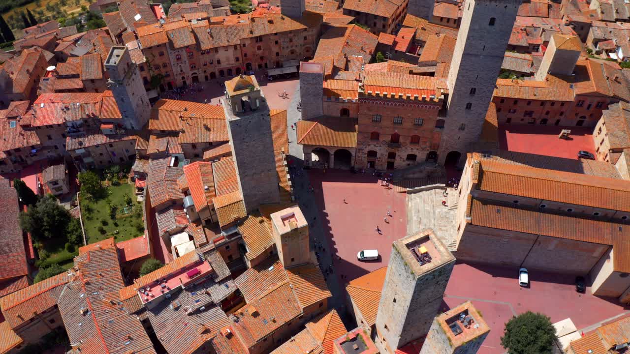 vista aérea plaza san gimignano - piazza della cisterna en siena, toscana, italia