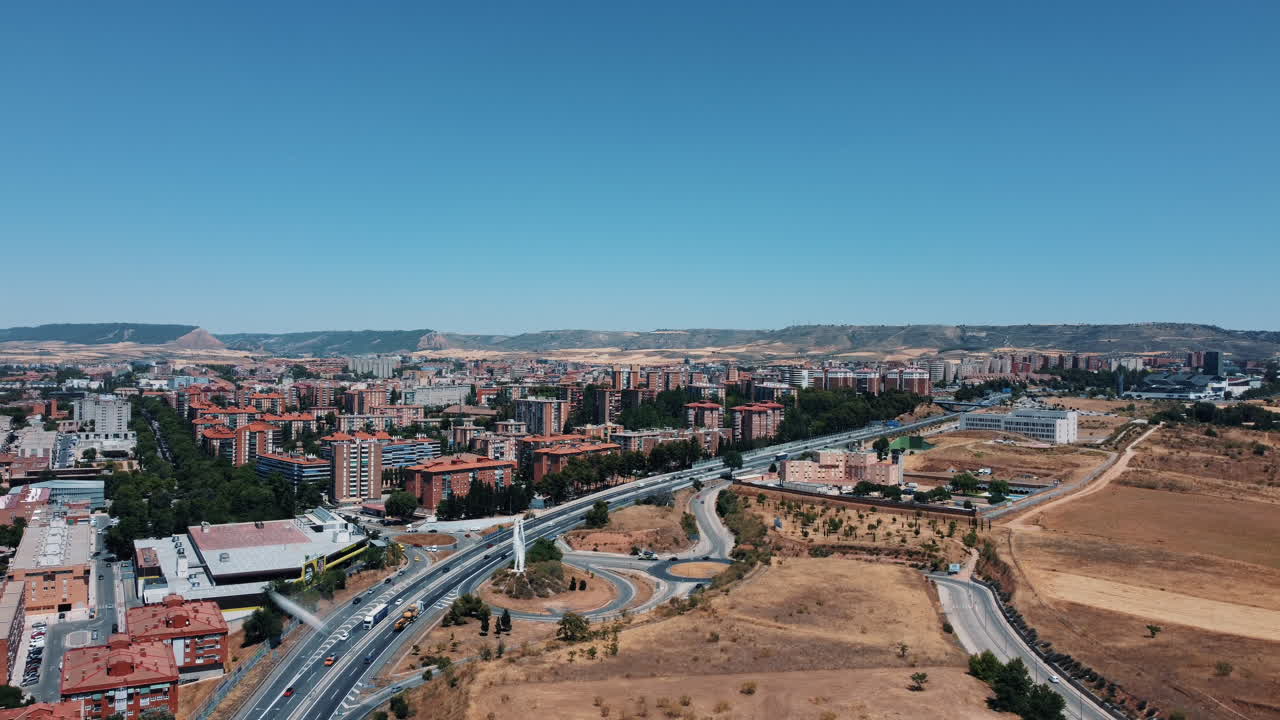vista aérea de uma cidade espanhola com rodovias e áreas residenciais