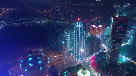 iluminación nocturna bahía de la ciudad de macau famoso centro del hotel círculo de tráfico panorama aéreo 4k china
