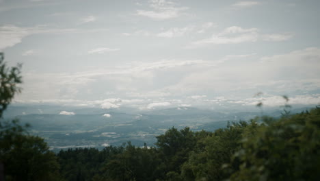 Una-Vista-Desde-La-Montaña-Trdinov-Vrh-Hacia-El-Valle