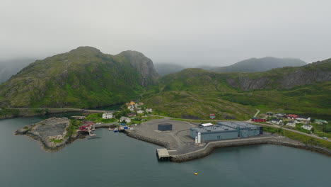 Vista-Aérea-De-Semillas-De-Plata-Como,-Industria-Pesquera-De-Mølnarodden-En-El-Islote-Islendingen,-Ramberg,-Noruega