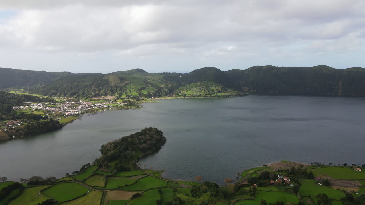 아조레스 섬의 세테 시데시도시 (sete cidades) 근처에 있는 화산 칼데라 (caldera) 에 있는 호수 (lake) 에서 볼 수 있는 공중 사진.