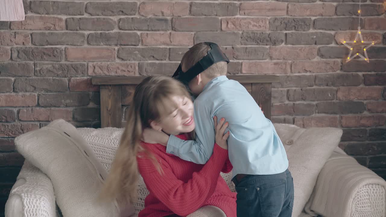 niño con auriculares vr abraza a la sonriente madre rubia