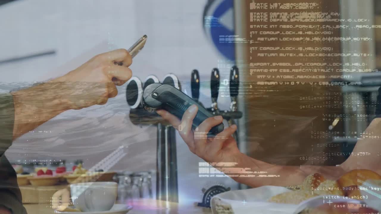 procesamiento de datos contra la sección media de un hombre haciendo un pago usando su teléfono inteligente