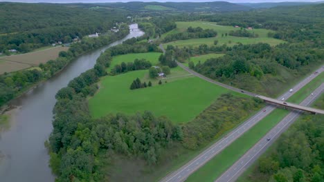 Toma-De-Drone-De-La-Autopista-En-Ninevah,-Nueva-York,-Siguiendo-El-Río-Susquehanna.