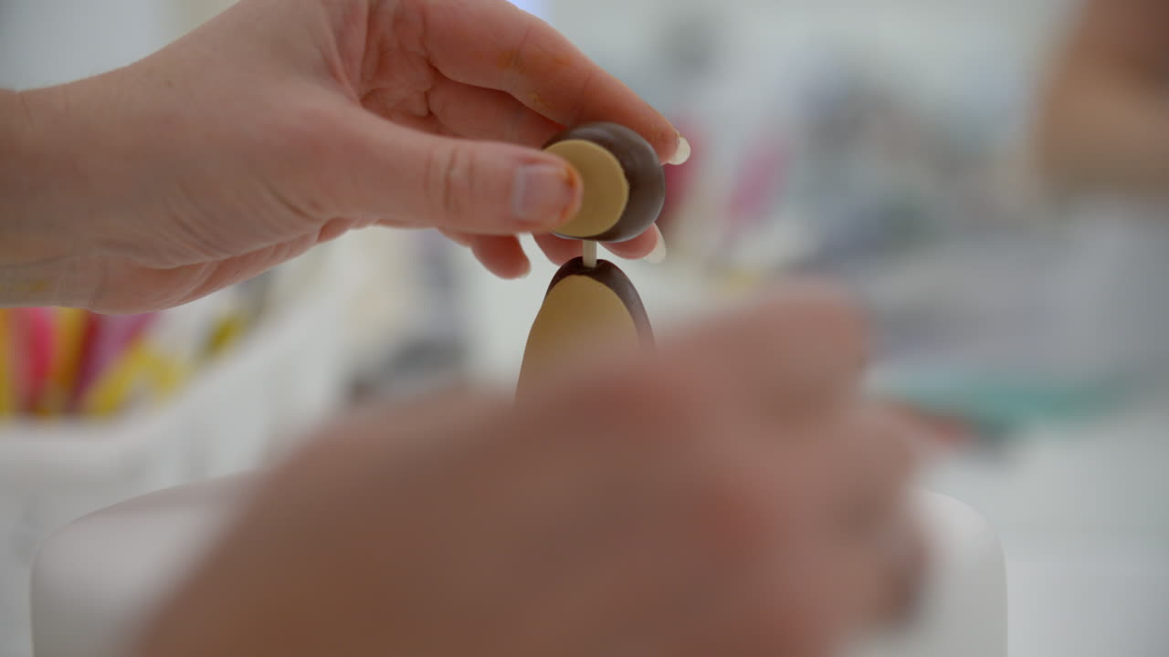 disparo en cámara lenta de una mujer en una panadería haciendo decoración de pastel