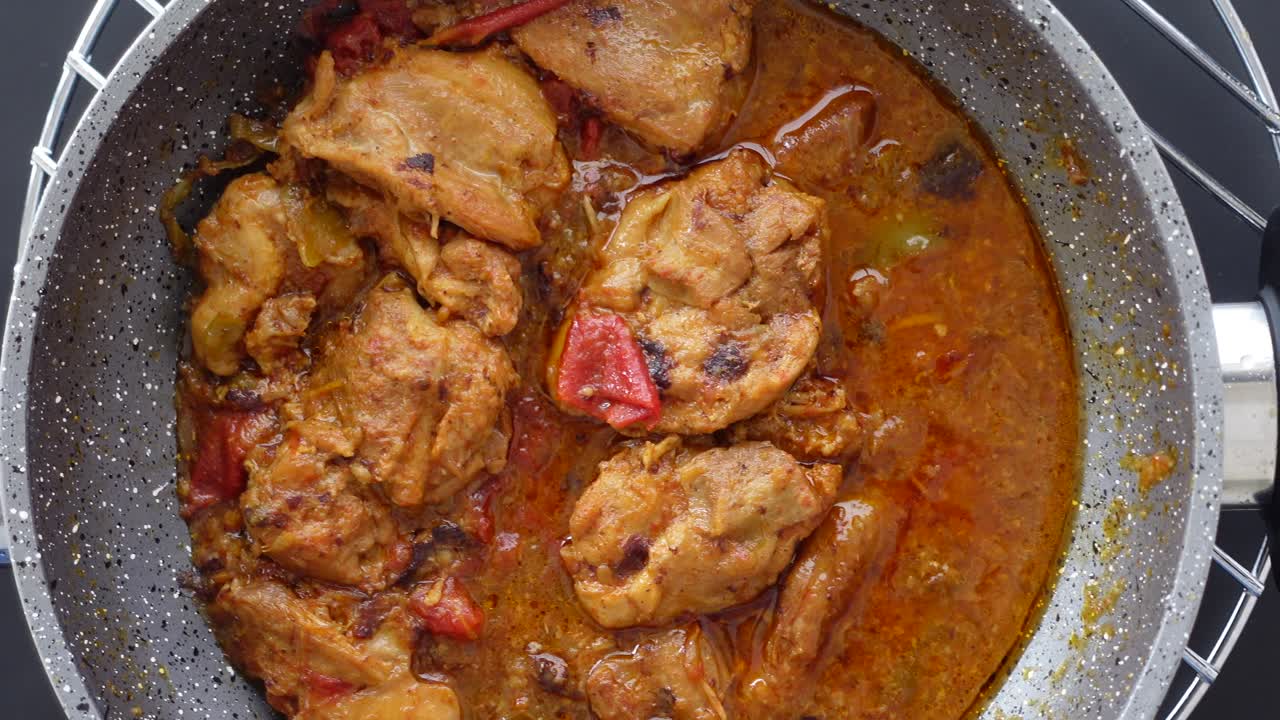 curry de pollo en una sartén