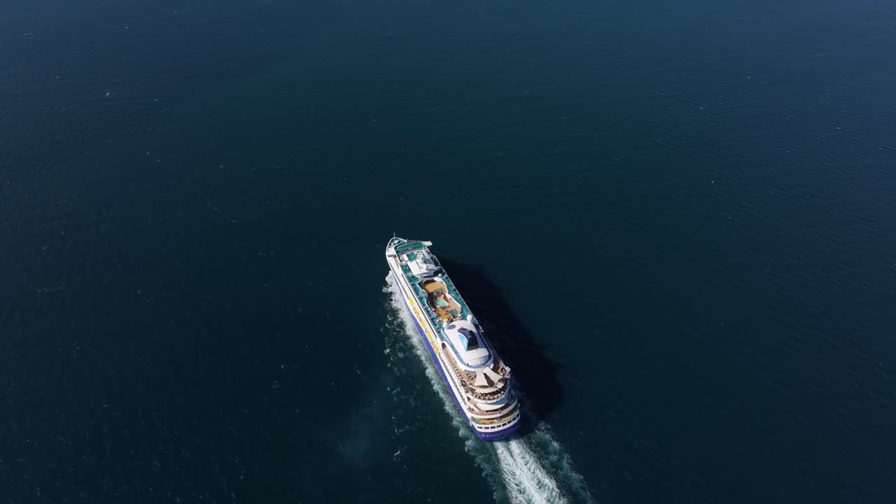 Krydstogtskib, der driver på det fredfyldte blå Ægæiske Hav, Kusadasi, Tyrkiet