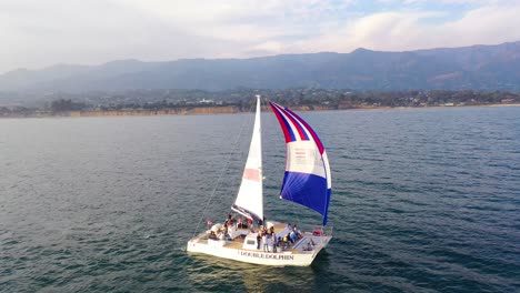 antena sobre un velero catamarán navegando frente a la costa de santa barbara california 2