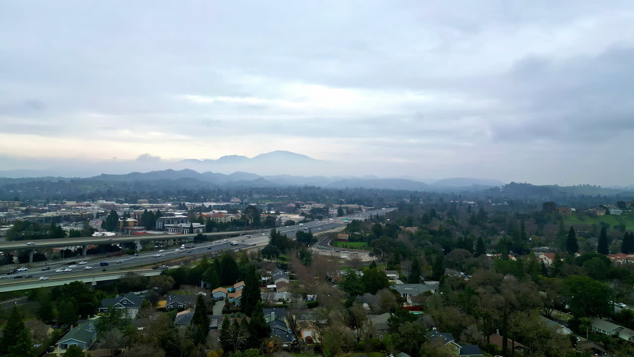 Vista aérea de una mañana nublada sobre San Francisco con cordillera distante