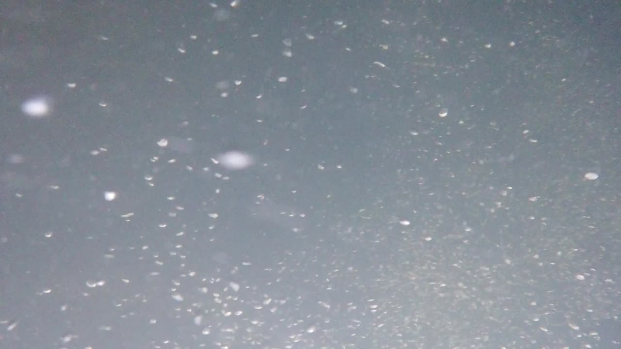 돌진하는 맑은 강에서 놀라운 기포