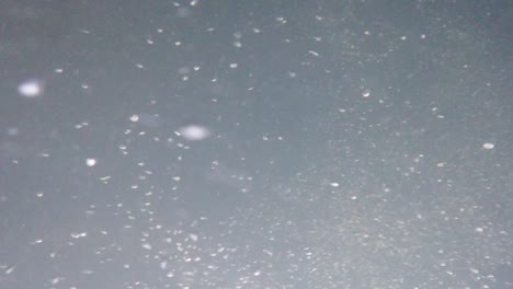 impresionantes burbujas de aire en un río claro que corre