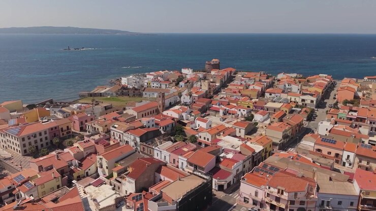 Città di Portoscuso in Sardegna, Italia - ripresa con drone