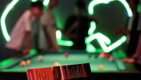 jugadores involucrados en un juego de billar en bangkok