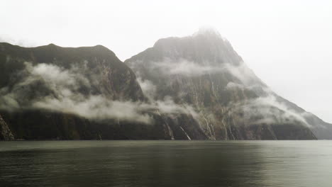 Cascade-range-covered-in-misty-cloudscape,-view-from-sailing-vessel