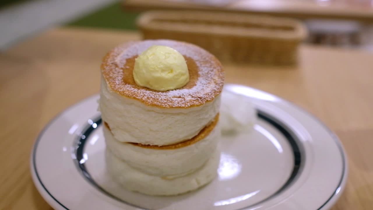 푹신한 팬케이크에 시럽을 붓는다