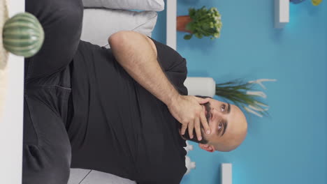 video vertical de un hombre estresado.