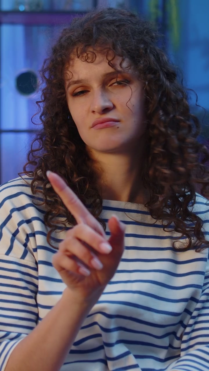 Donna scontenta e turbata che reagisce a un'idea sgradevole e orribile, rifiuta una cattiva idea, agita la mano e scuote la testa in segno di diniego
