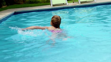 Niña-Nadando-En-La-Piscina