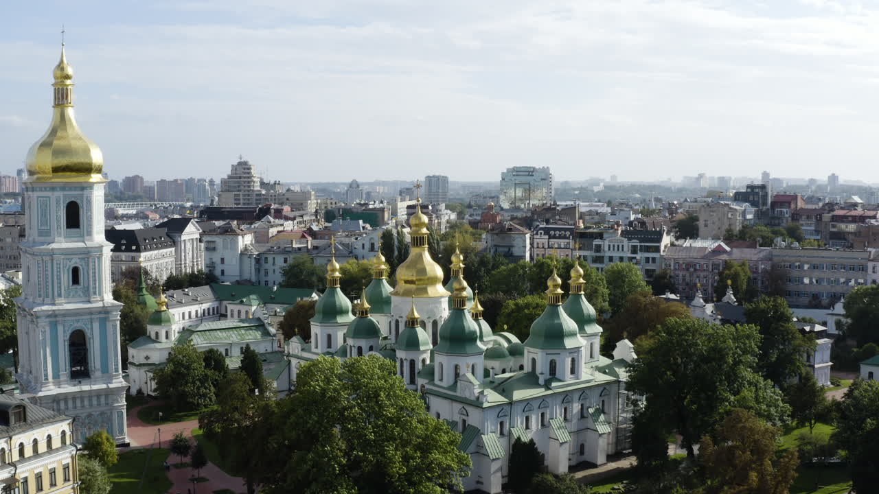 vista aérea de la catedral de santa sofía en kiev, ucrania - disparo de drones