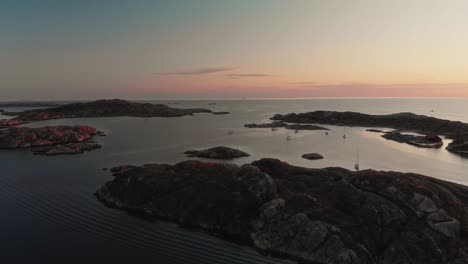 Drohne-Fliegt-Bei-Sonnenuntergang-In-Skarhamn-über-Den-Schwedischen-Archipel