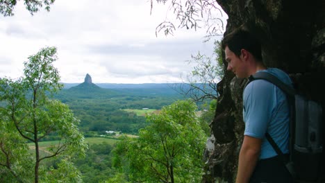 vista lateral del hombre disfrutando de la vista a la montaña de la casa de cristal, costa del sol, brisbane