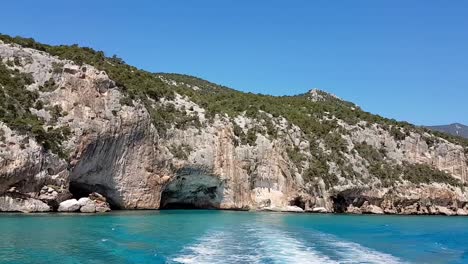 Navigating-along-beaches-and-natural-cave-in-Sardaigna