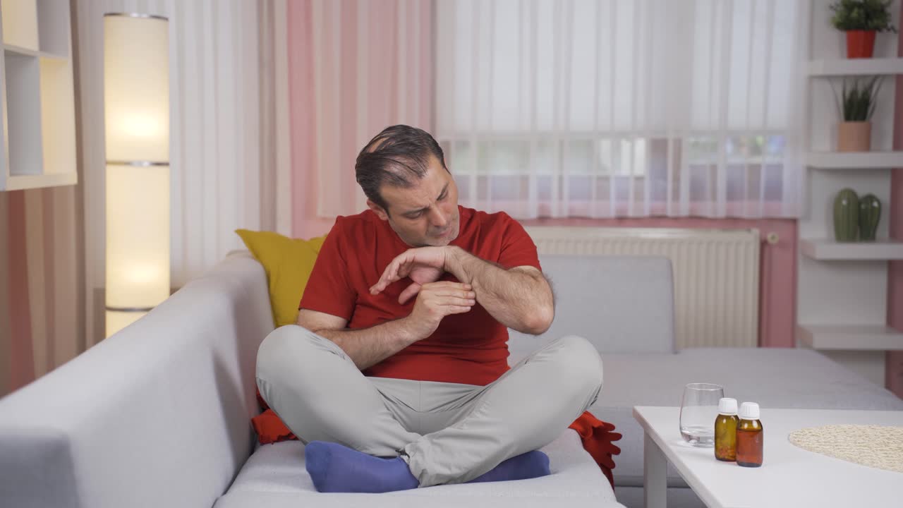 피부 발진 문제를 가진 아픈 사람.